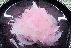 新玉ねぎの桜酢漬け