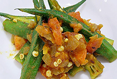 オクラとトマトのスパイシー炒め