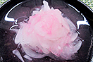 新玉ねぎの桜酢漬け